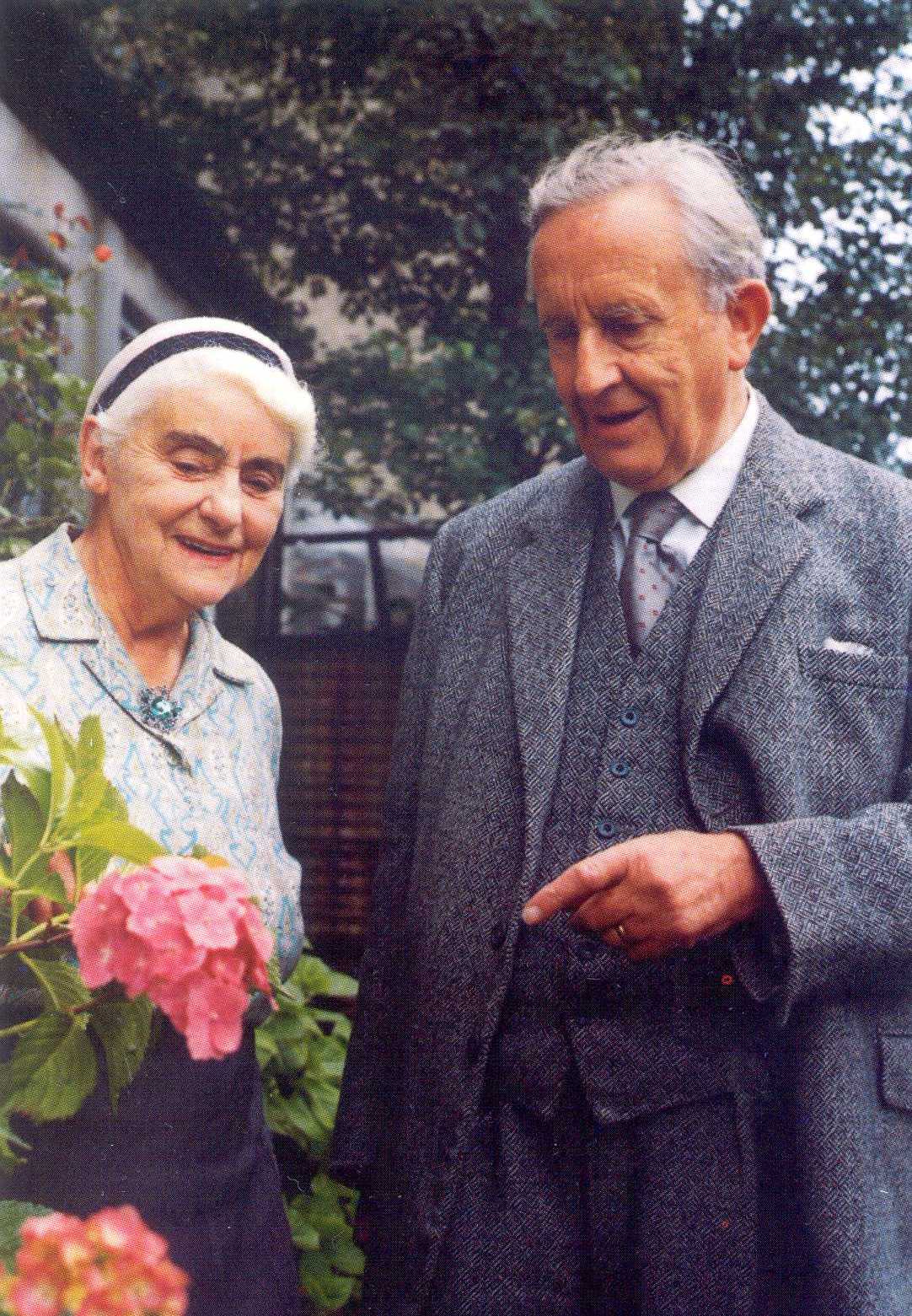 The general query that elicited the response that we now call letter 214 centers, most intriguingly, on the notion of birthdays; specifically, the notion of who gives whom a present in hobbit culture